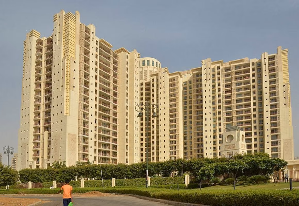 DLF Summit luxury apartments in Sector 54 Golf Course Road